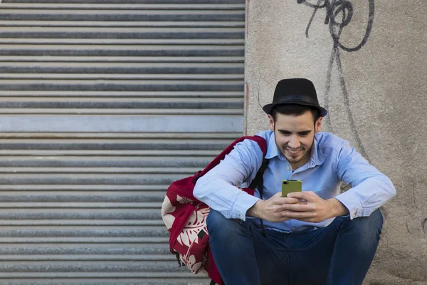 Homem com celular — Fotografia de Stock