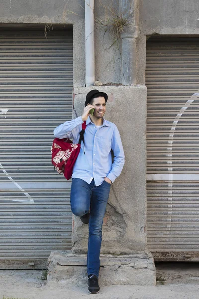 Joven con el teléfono móvil — Foto de Stock