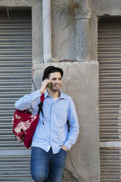 Jovem com o telefone móvel — Fotografia de Stock