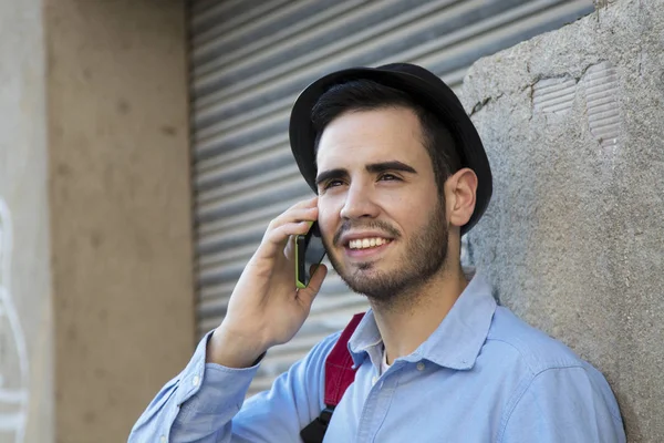 Joven con el teléfono móvil — Foto de Stock