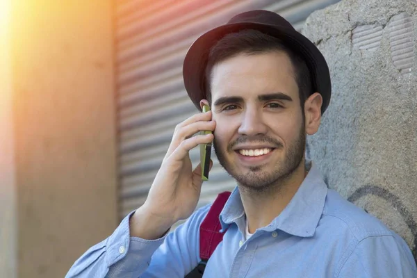 Jovem com o telefone móvel — Fotografia de Stock