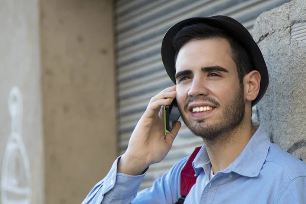 Joven con el teléfono móvil — Foto de Stock