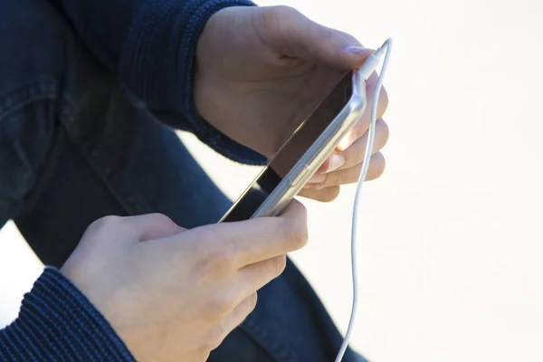 Hände des Kindes mit dem Handy — Stockfoto