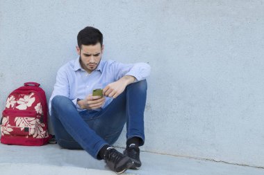 Cep telefonlu genç adam.