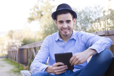 Tabletli genç adam.