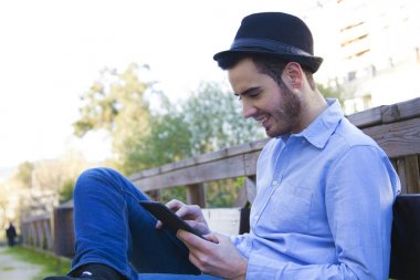 Tabletli genç adam.