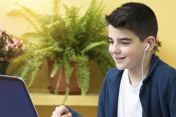 Niño con computadora — Foto de Stock