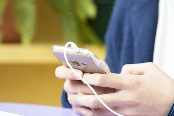 Kinderhände mit Handy — Stockfoto