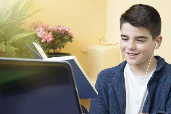 Studying with the laptop — Stock Photo, Image