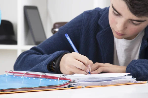 Bambino che scrive nel libro — Foto Stock