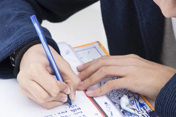 Kind in het boek schrijven — Stockfoto