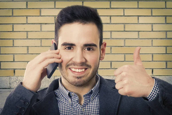 Hombre de negocios con teléfono móvil —  Fotos de Stock