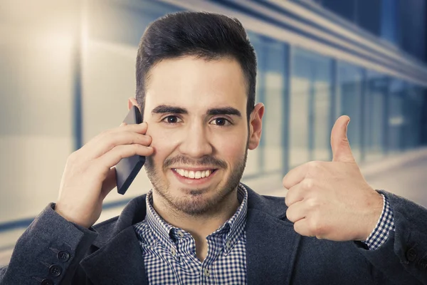 Hombre de negocios con teléfono móvil — Foto de Stock