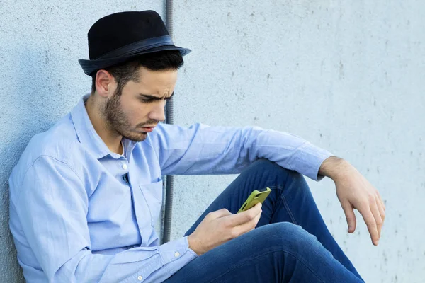 Joven con teléfono móvil — Foto de Stock