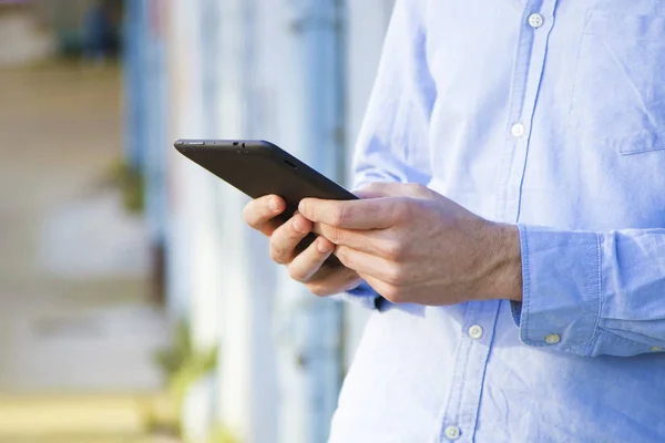 Manos con la tableta digital — Foto de Stock