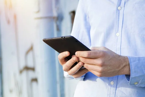 Handen met de digitale tablet — Stockfoto