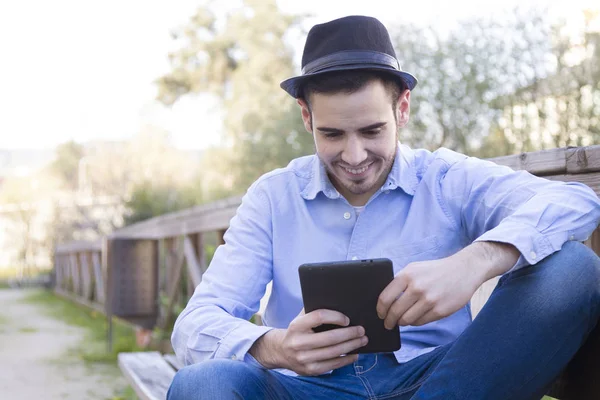 Tabletli genç adam.