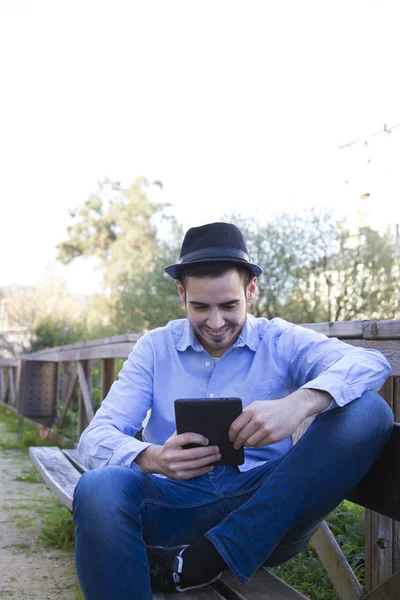 Joven con la tableta — Foto de Stock