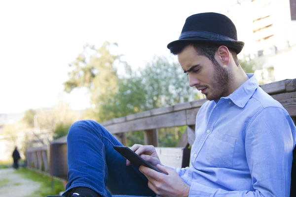 Joven con la tableta — Foto de Stock