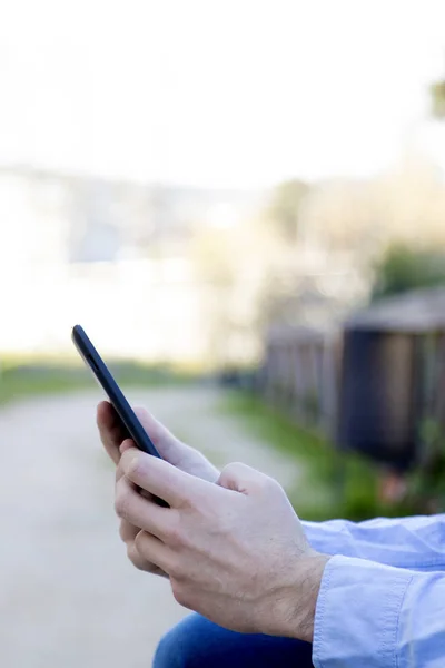 Händer med mobiltelefon — Stockfoto