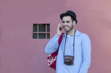 Cep telefonlu genç adam.