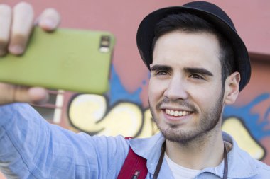 Cep telefonlu genç adam.