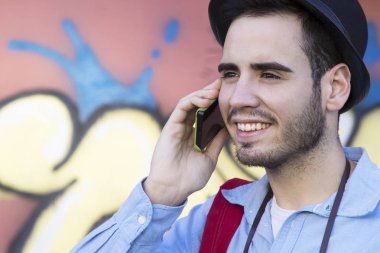 Cep telefonlu genç adam.