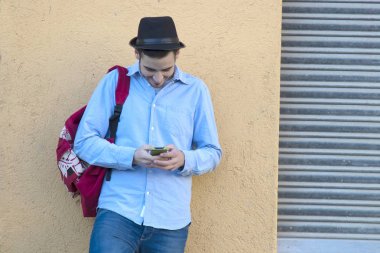 Cep telefonlu genç adam.