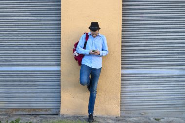 Cep telefonlu genç adam.