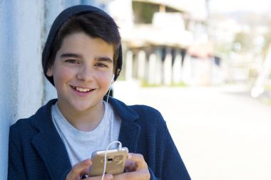 çocuk ile belgili tanımlık hareket eden 