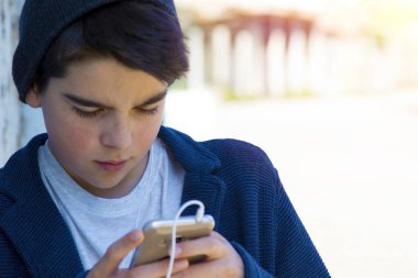 çocuk ile belgili tanımlık hareket eden 