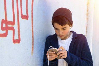 çocuk ile belgili tanımlık hareket eden 