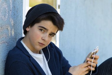 çocuk ile belgili tanımlık hareket eden 