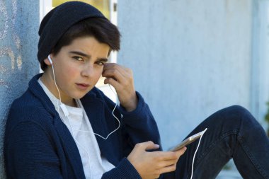 çocuk ile belgili tanımlık hareket eden 