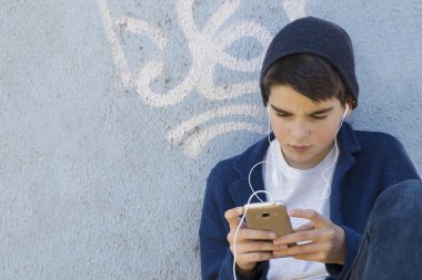 çocuk ile belgili tanımlık hareket eden 