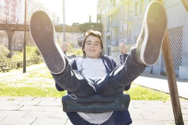 Çocuk parkta sallanan