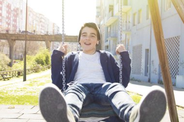 Çocuk parkta sallanan