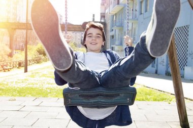 Çocuk parkta sallanan