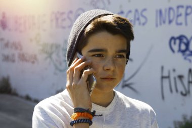 Dışında bir çocuk portresi