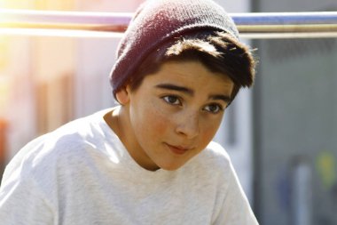 Dışında bir çocuk portresi