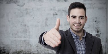 işadamı sallayarak gülümseme