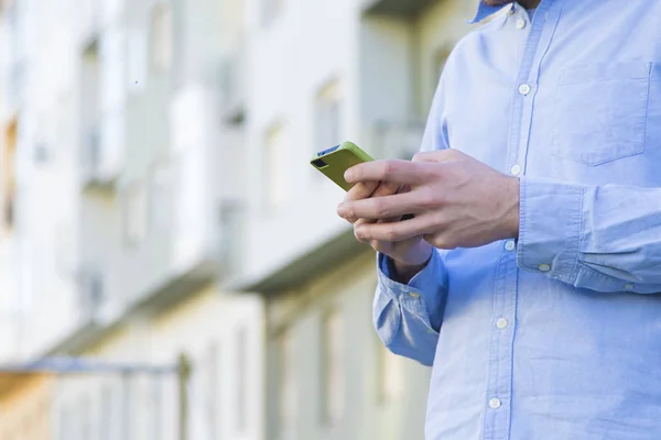 Handen met mobiele telefoon — Stockfoto