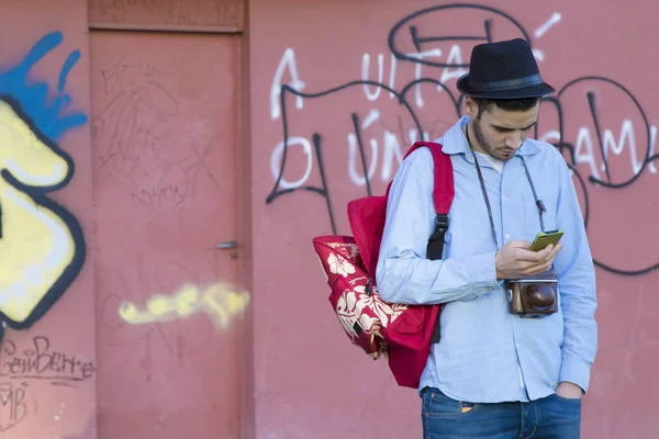 Jonge man met mobiele telefoon — Stockfoto