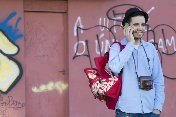 Junger Mann mit Handy — Stockfoto