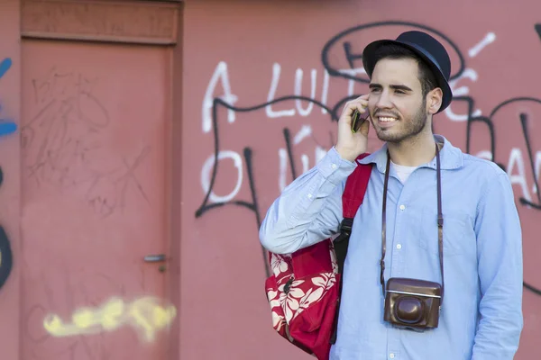 Jovem com telefone celular — Fotografia de Stock