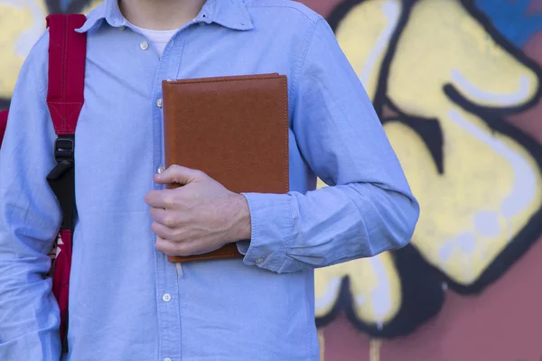 Handen met boek — Stockfoto