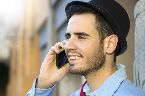 Cep telefonlu genç adam.