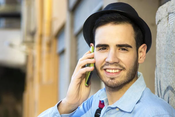 Jonge man met mobiele telefoon — Stockfoto