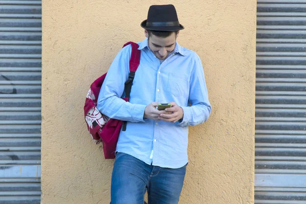 Joven con teléfono móvil — Foto de Stock