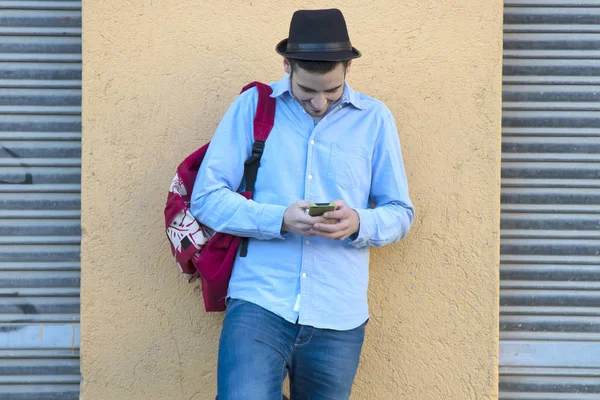 Jovem com telefone celular — Fotografia de Stock